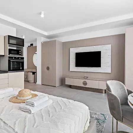 Palm In Axxis Nova Apartment Mamaia